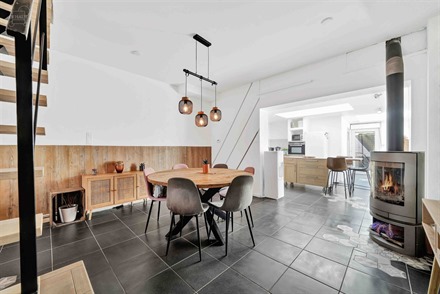 Dorpshuis met 5 slaapkamers en tuin gelegen in een rustige straat, dicht bij het stadscentrum en scholen.
Deze woning heeft een mooie leefruimte van ...