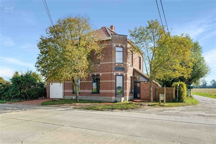 Schitterende vrijstaande woning midden in de velden met 5 slaapkamers en gebouwd op een perceel van ca. 625m².
Vele kenmerken: ingerichte keuken met...