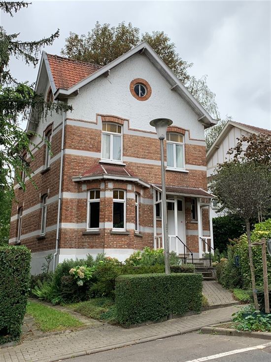 Villa de charme à rénover - terrain arboré de 9 ares