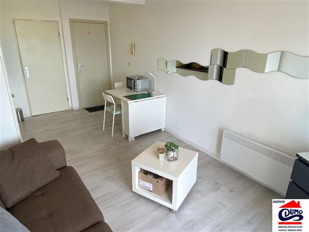 Gemeubelde studio met zeezicht