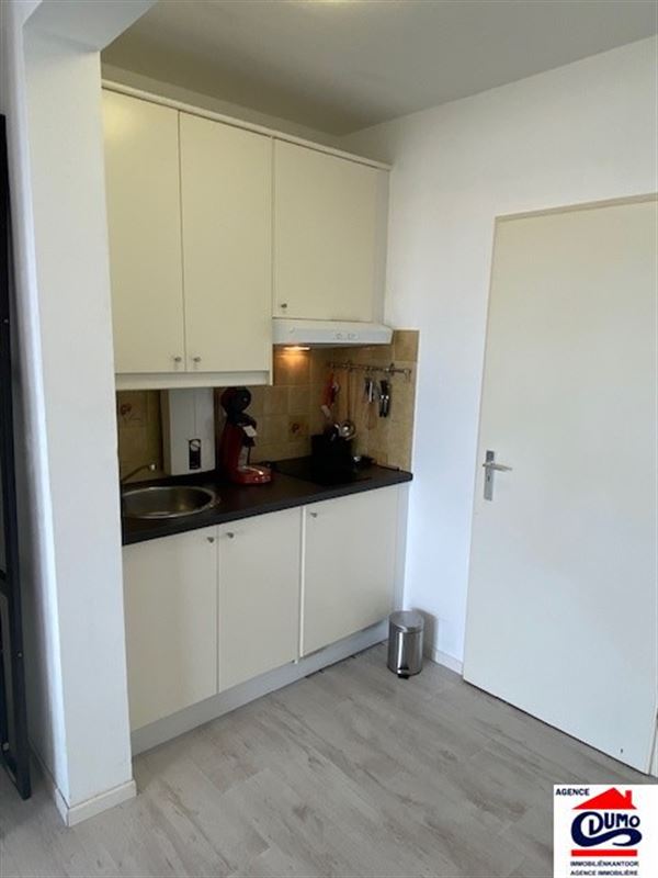 Gemeubelde studio met zeezicht