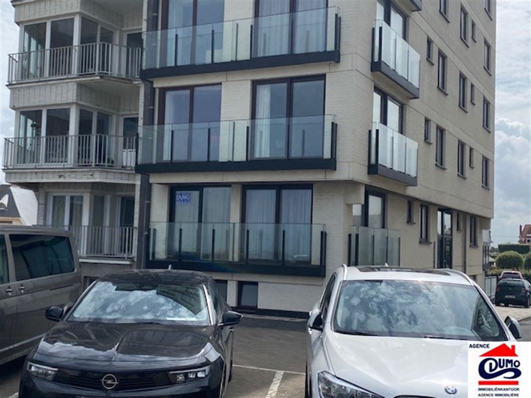 Gemeubelde studio met zeezicht