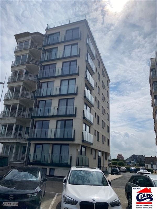 Gemeubelde studio met zeezicht