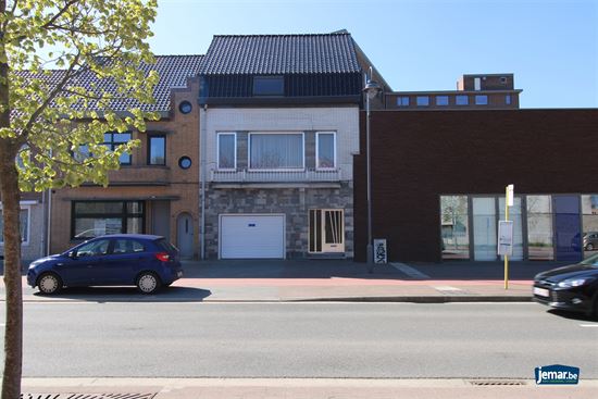 Op te knappen woning met garage en veel potentieel in het centrum van Maaseik!