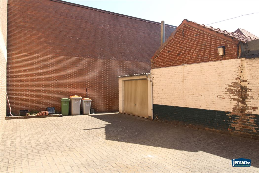 Karaktervol handelspand met woonst op toplocatie – ideaal om wonen en werken te combineren in het hart van Maasmechelen!