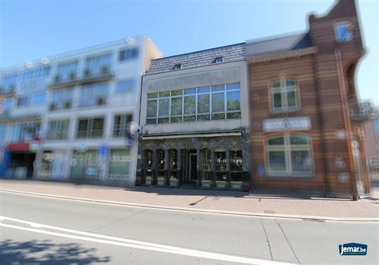 Karaktervol handelspand met woonst op toplocatie – ideaal om wonen en werken te combineren in het hart van Maasmechelen!