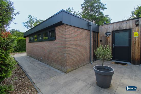 Stijlvol gerenoveerde vakantiewoning op vakantiedomein Sonnevijver met 2 slaapkamers, gelegen aan de Maanvijver, instapklaar en inclusief inboedel – ideaal voor eigen gebruik of verhuur!