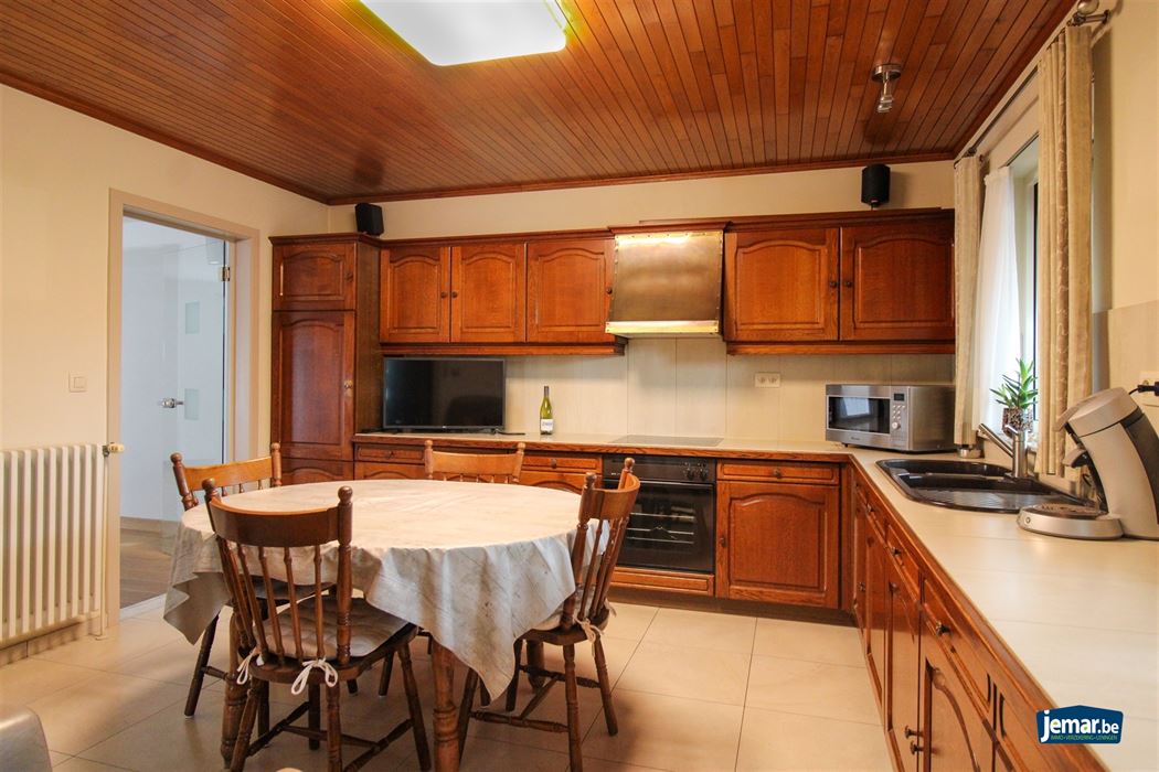 Instapklare en perfect onderhouden woning met 3 slaapkamers, 2 badkamers en een prachtige tuin van 6a74ca  in hartje Maasmechelen!