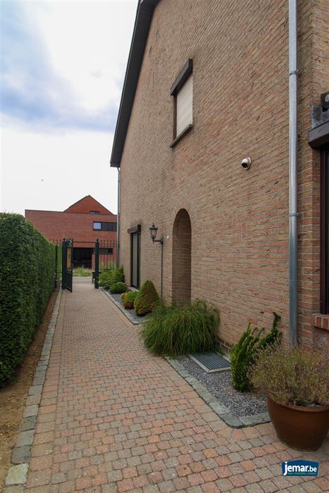Instapklare en perfect onderhouden woning met 3 slaapkamers, 2 badkamers en een prachtige tuin van 6a74ca  in hartje Maasmechelen!