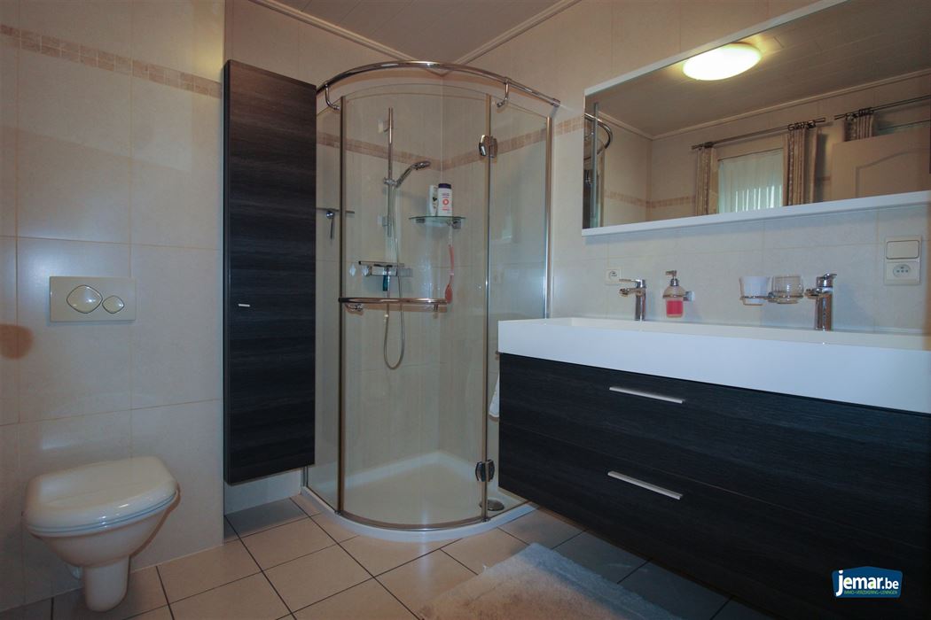 Instapklare en perfect onderhouden woning met 3 slaapkamers, 2 badkamers en een prachtige tuin van 6a74ca  in hartje Maasmechelen!