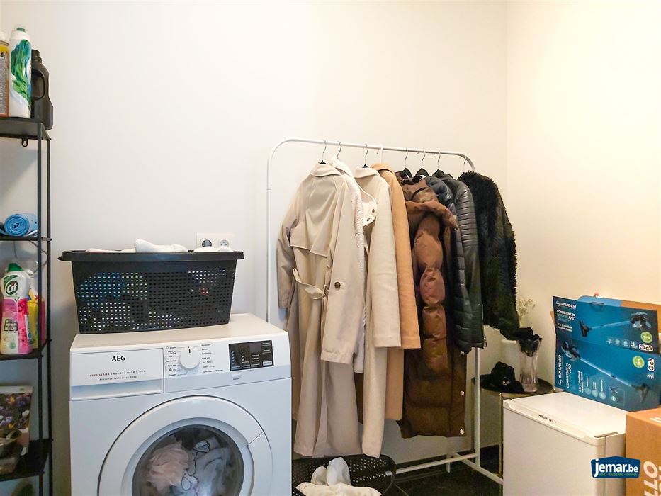 Instapklaar, gelijkvloers en energiezuinig appartement met terras en autostaanplaats in Opgrimbie!