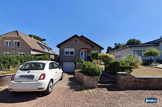 Vrijstaande bungalow woning met 3 slaapkamers en inpandige garage 