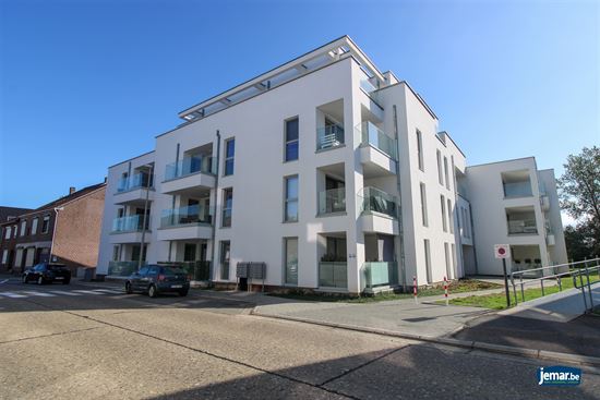 Instapklaar, gelijkvloers en energiezuinig appartement met terras en autostaanplaats in Opgrimbie!