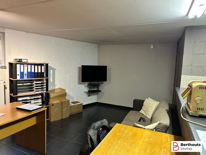 Hoekwoning met commerciële  ruimte en duplex