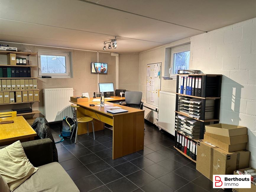 Hoekwoning met commerciële  ruimte en duplex