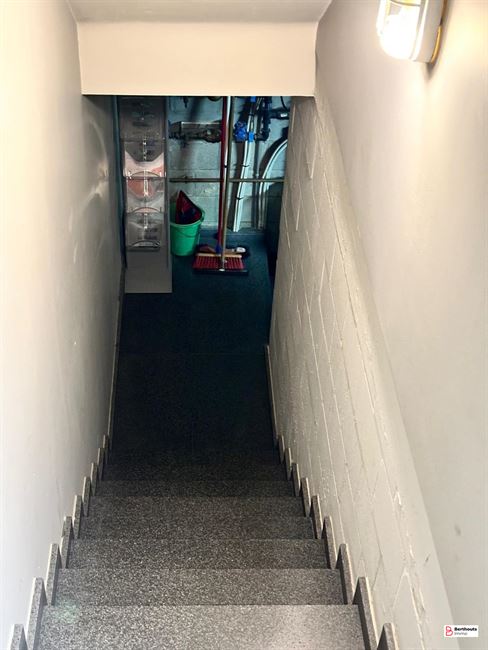 Hoekwoning met commerciële  ruimte en duplex