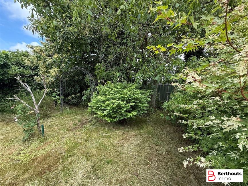 VILLA MET MOOIE TUIN OP 11 ARE 27 CA