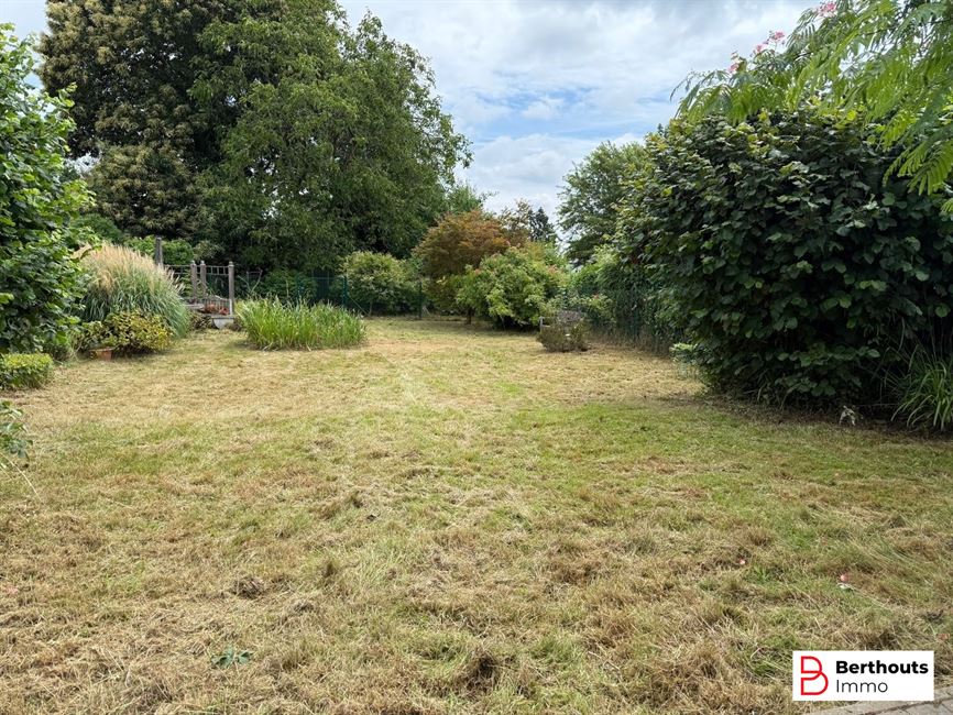 VILLA MET MOOIE TUIN OP 11 ARE 27 CA