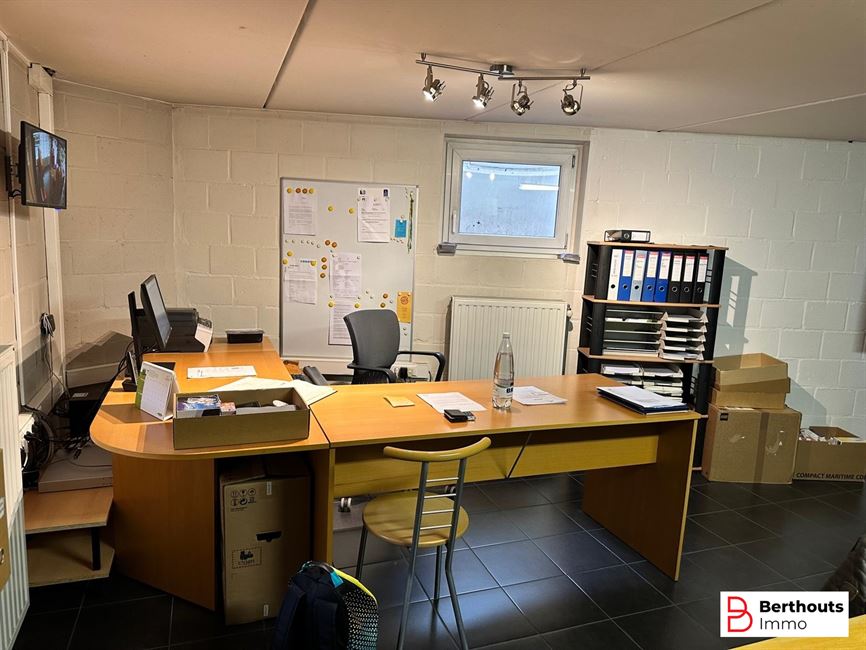Hoekwoning met commerciële  ruimte en duplex