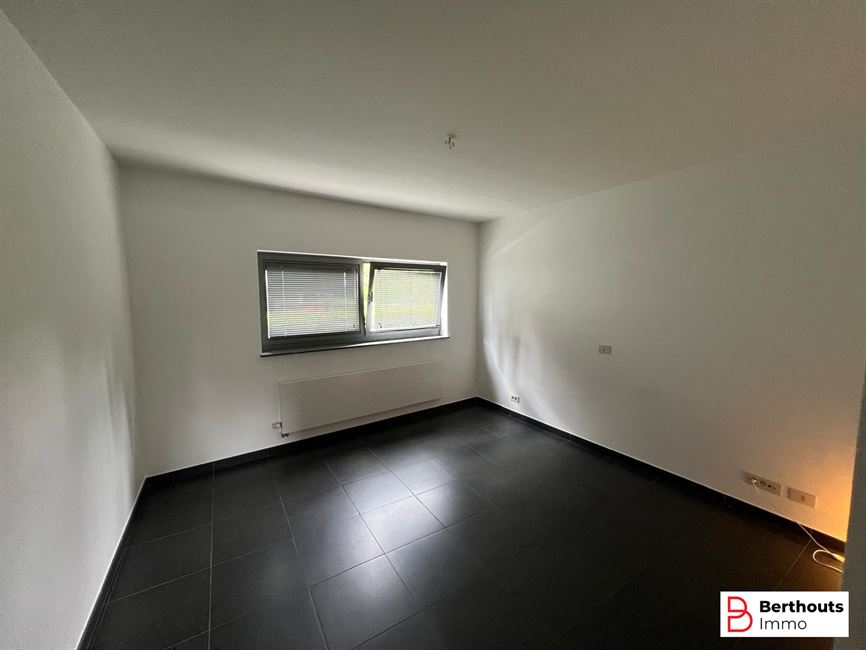 Centraal gelegen 2 slaapkamer appartement (135m²)