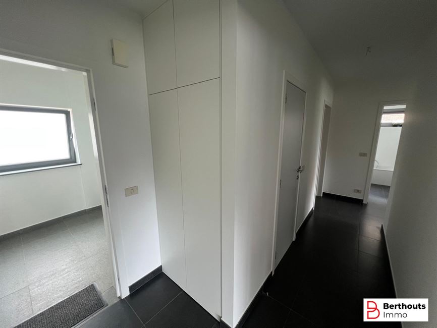 Centraal gelegen 2 slaapkamer appartement (135m²)