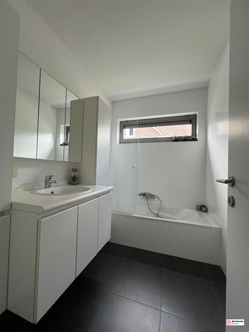 Centraal gelegen 2 slaapkamer appartement (135m²)