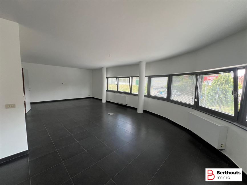 Centraal gelegen 2 slaapkamer appartement (135m²)