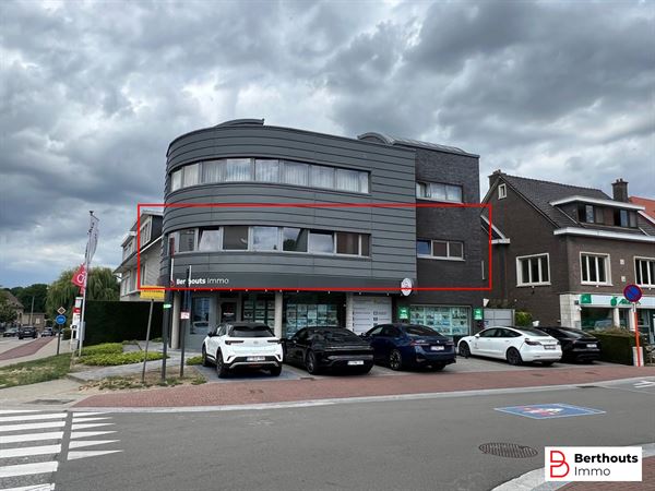 Centraal gelegen 2 slaapkamer appartement (135m²)
