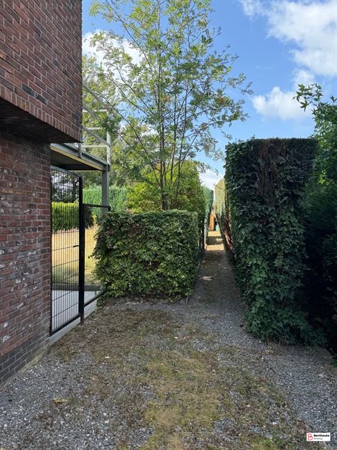 Appartement met tuin en garage 