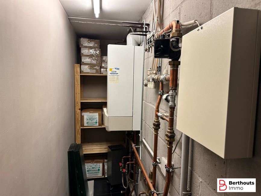 Hoekwoning met commerciële  ruimte en duplex