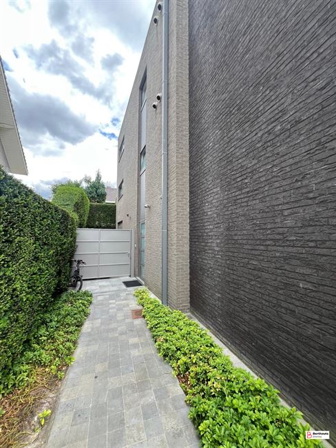 Centraal gelegen 2 slaapkamer appartement (135m²)