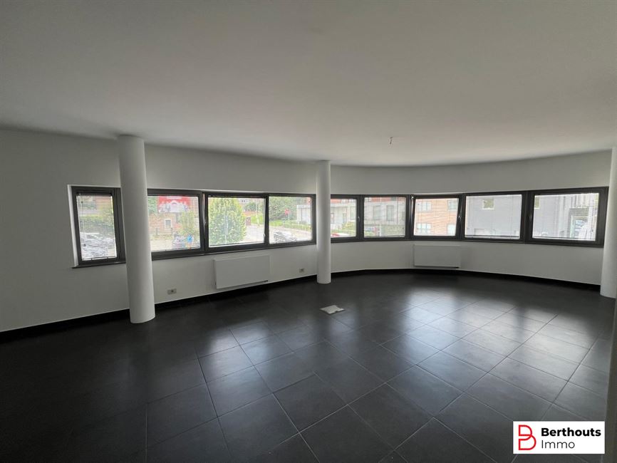 Centraal gelegen 2 slaapkamer appartement (135m²)