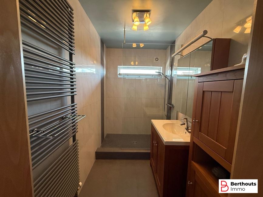 Appartement met tuin en garage 