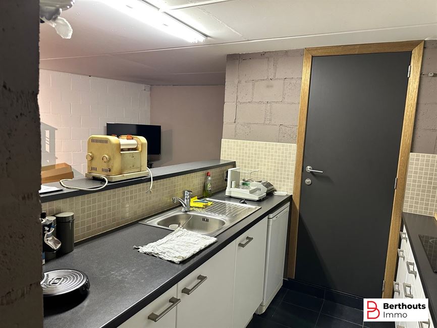 Hoekwoning met commerciële  ruimte en duplex