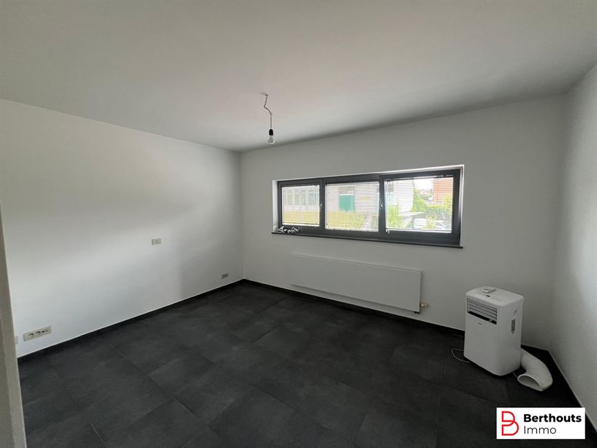 Centraal gelegen 2 slaapkamer appartement (135m²)