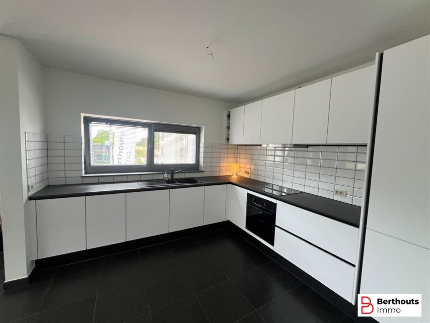 Centraal gelegen 2 slaapkamer appartement (135m²)