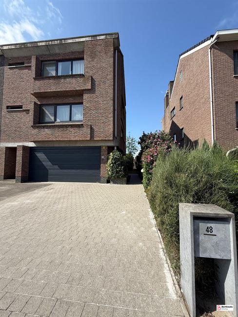 Appartement met tuin en garage 