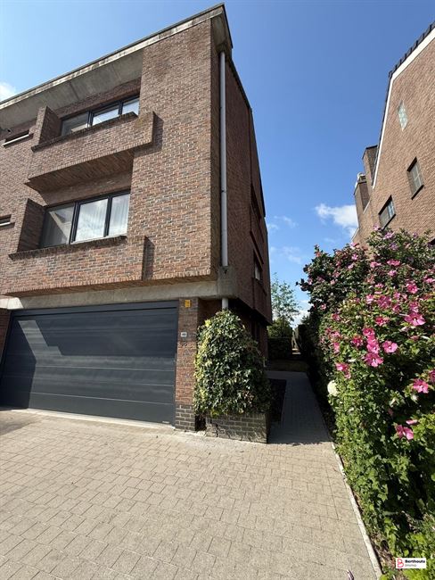 Appartement met tuin en garage 