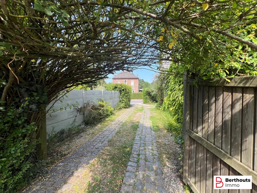 Herenhuis met prachtige tuin 