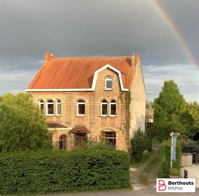 Herenhuis met prachtige tuin 