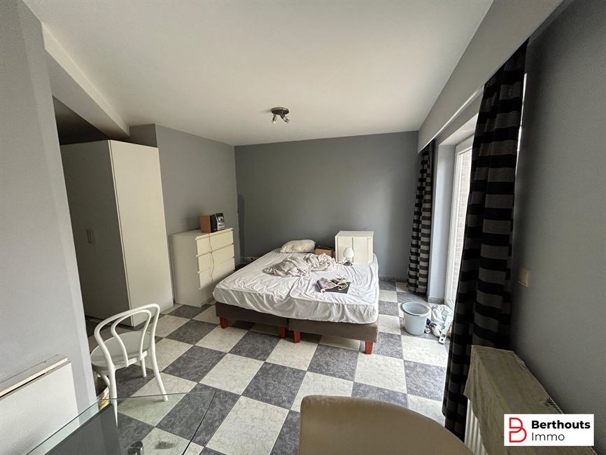 4 volledig verhuurde studio’s, 8 appartementen, 1 grote duplex