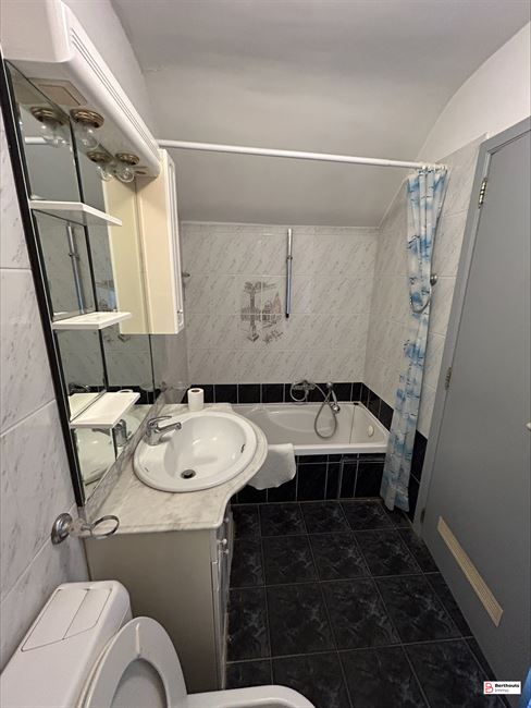 4 volledig verhuurde studio’s, 8 appartementen, 1 grote duplex