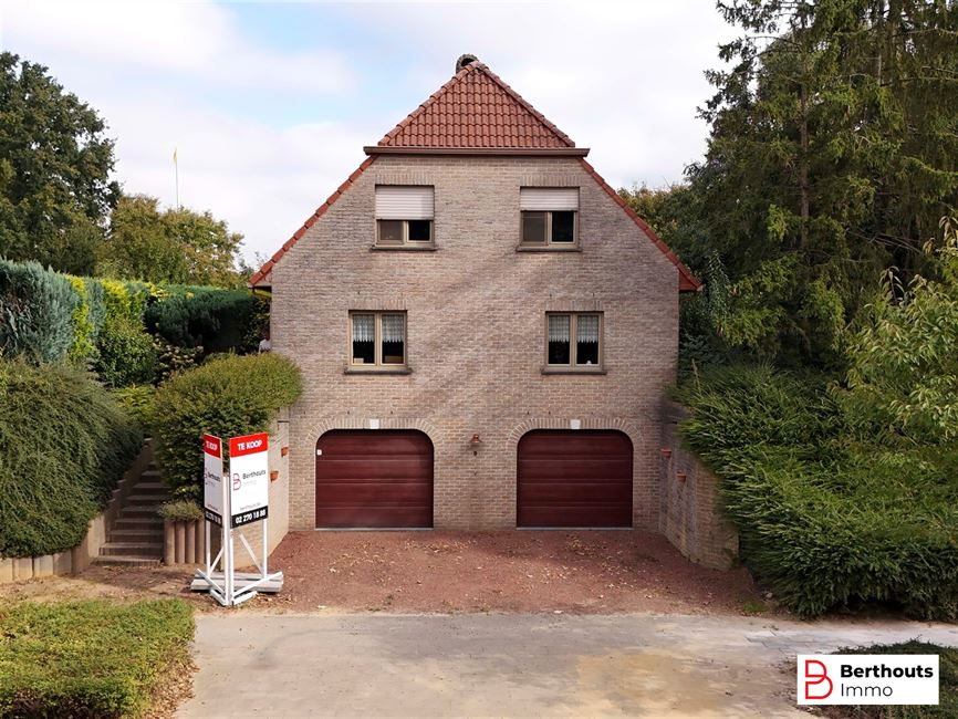 VILLA MET ZONNIGE TUIN EN DUBBELE GARAGE 