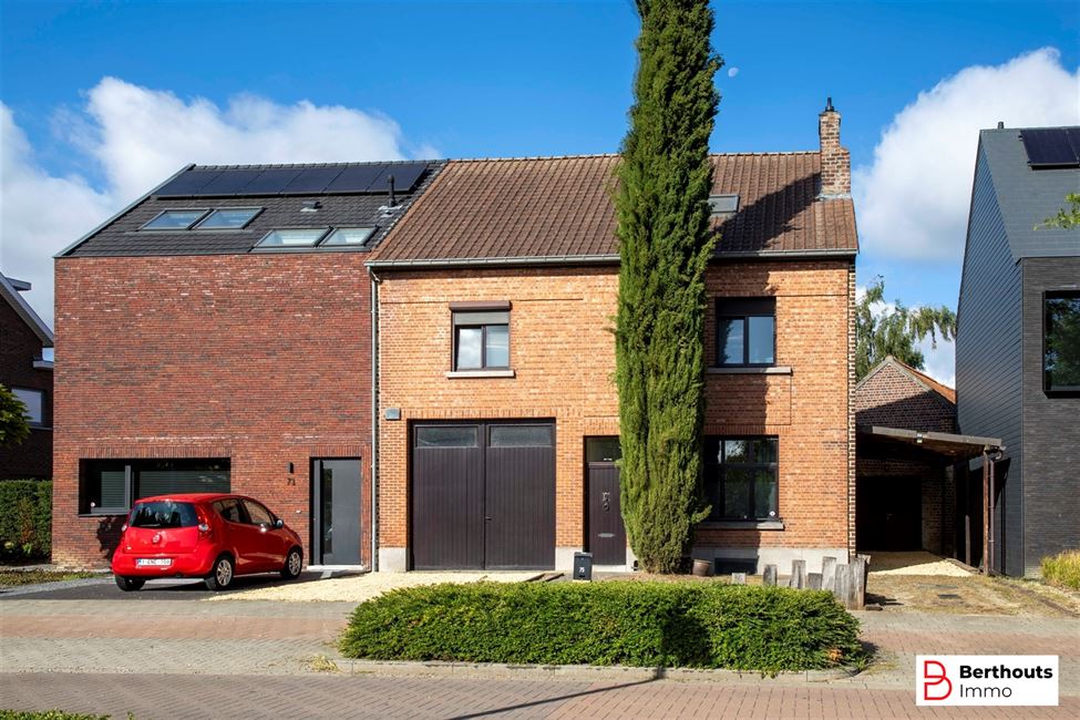WONING MET AANHORIGHEDEN OP 11 ARE 86 CA;
