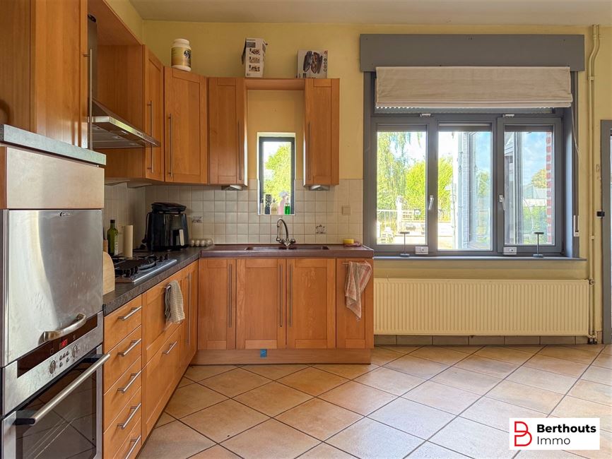 WONING MET AANHORIGHEDEN OP 11 ARE 86 CA;