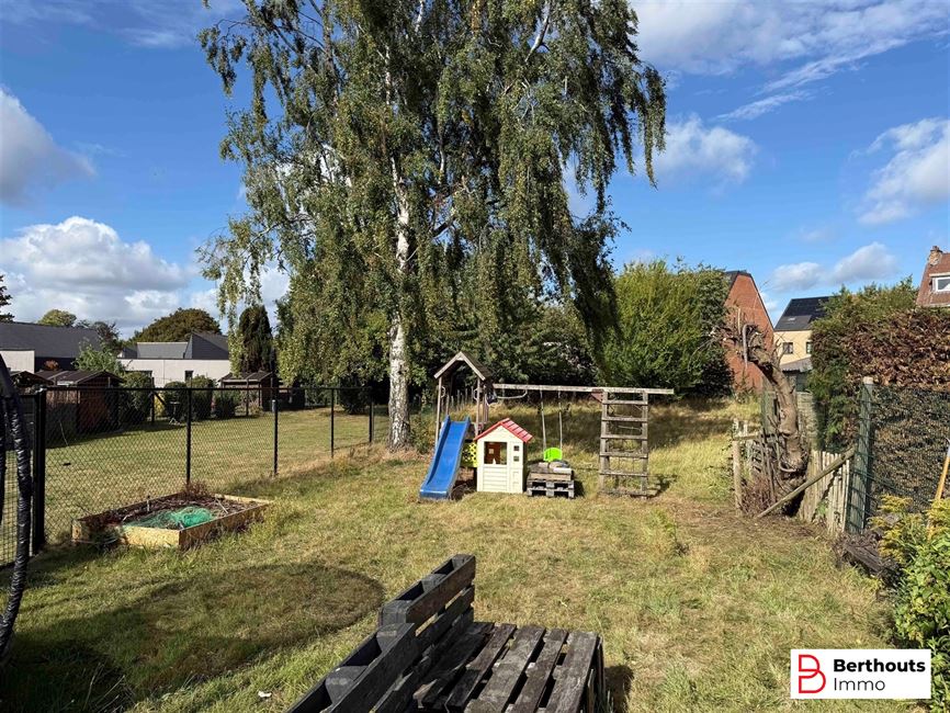 WONING MET AANHORIGHEDEN OP 11 ARE 86 CA;