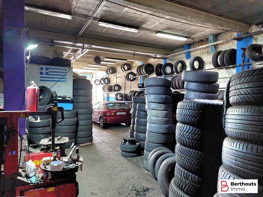 Garage / Parking