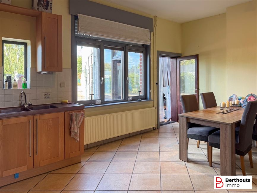 WONING MET AANHORIGHEDEN OP 11 ARE 86 CA;