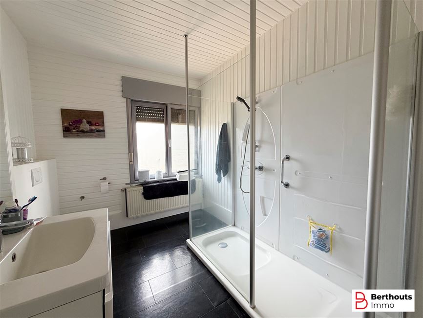 WONING MET AANHORIGHEDEN OP 11 ARE 86 CA;
