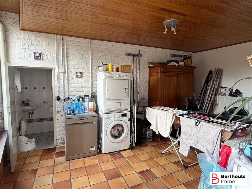 WONING MET AANHORIGHEDEN OP 11 ARE 86 CA;